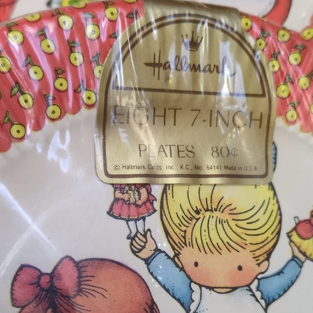 Vintage 70s Hallmark Paper Doll Birthday Party Plates & Cups Joan Walsh Angulnd